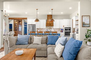 Living area - New Epic Family Estate~Views~Rolling Hills USAFA (Colorado Springs)