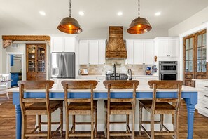 Private kitchen - New Epic Family Estate~Views~Rolling Hills USAFA (Colorado Springs)