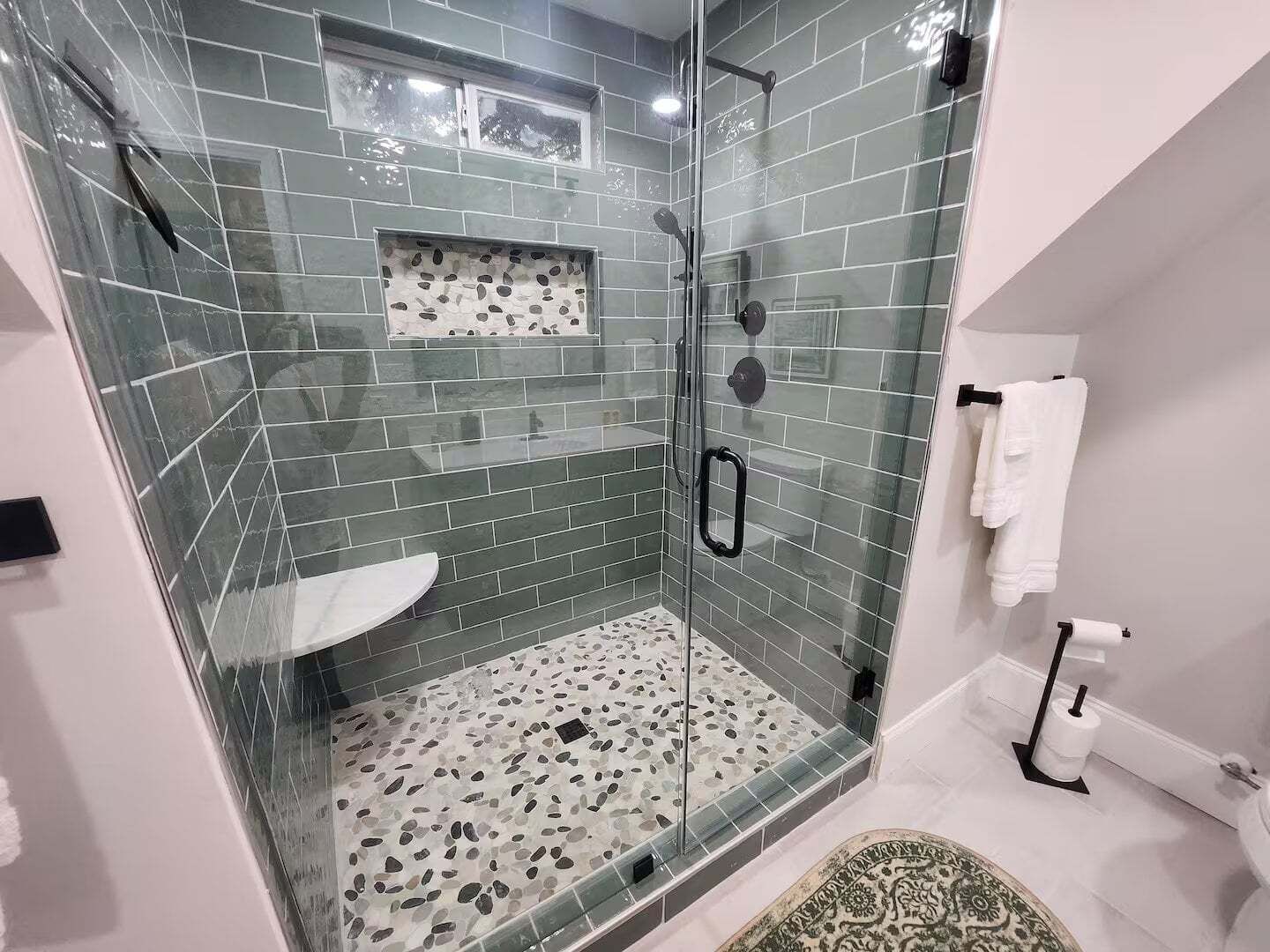 Dusche, Haartrockner, Handtücher