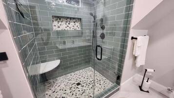 Dusche, Haartrockner, Handtücher