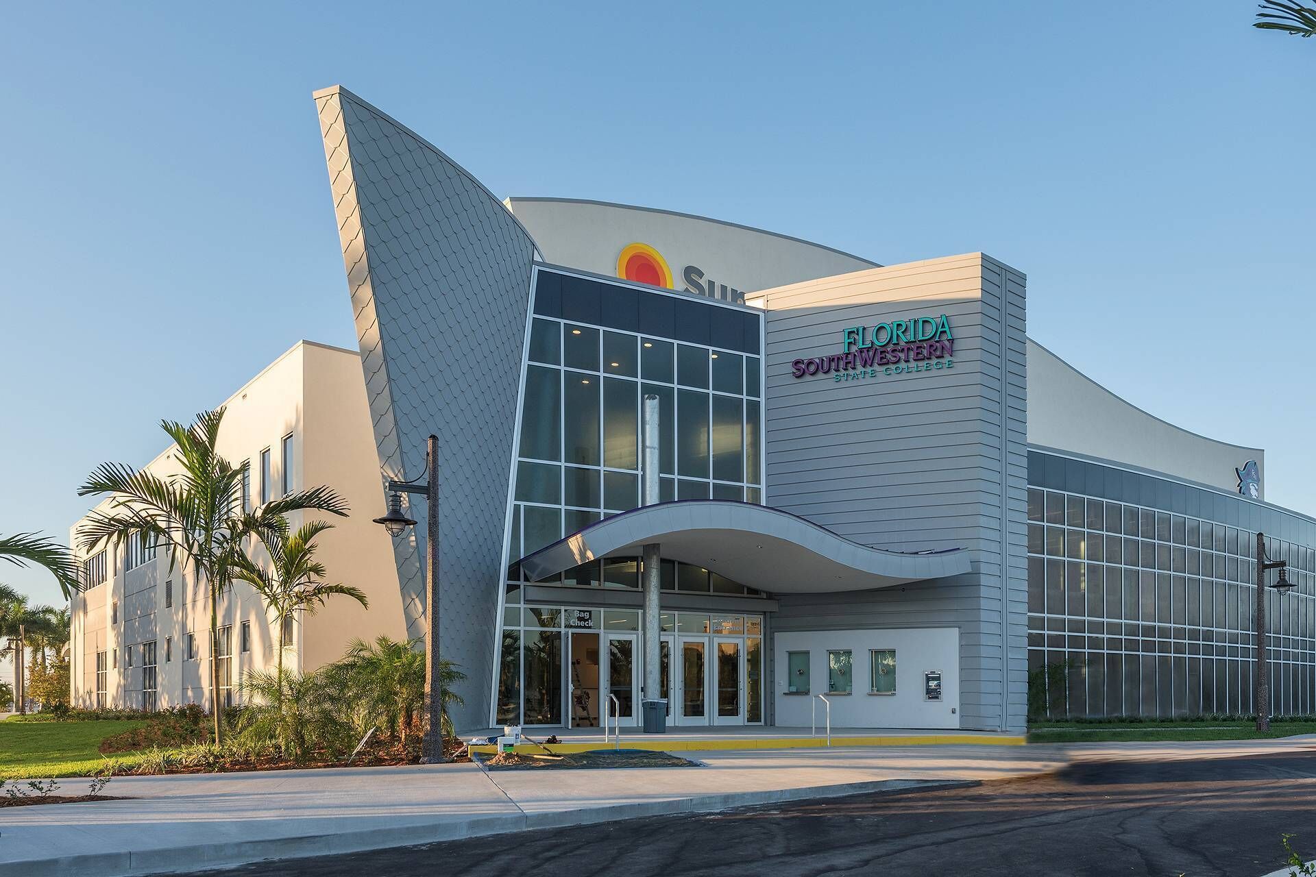 Florida Southwestern State College set med moderne arkitektur, store vinduer og en fremtrædende indgang.