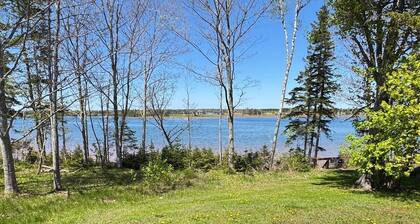 Cedarway Riverview Lodge-by Brudenell River overseeing golf course