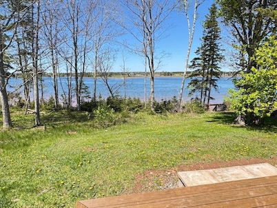 Cedarway Riverview Lodge-by Brudenell River overseeing golf course