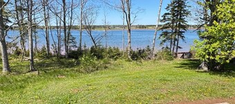 Cedarway Riverview Lodge-by Brudenell River overseeing golf course