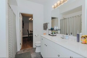 Serviettes fournies, savon, papier de toilette