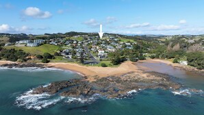 Une zone résidentielle côtière comprenant des maisons, une plage et une côte rocheuse.