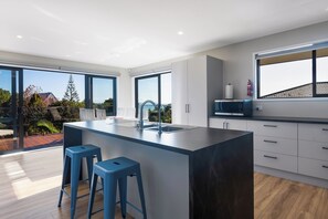 Private kitchen - Bay View Escape  - Cable bay Holiday Home (Cable Bay)