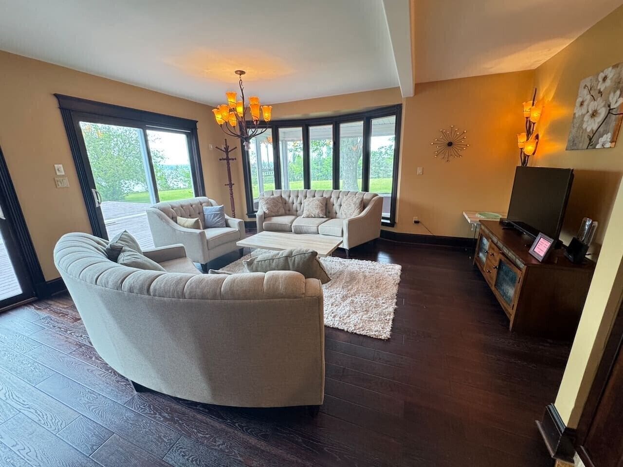 TV, fireplace