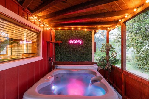 River Falls - Hot Tub and Mountain Views sleeps 4