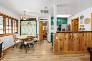 Dining - River Falls - Hot Tub and Mountain Views sleeps 4 (Oakhurst)