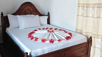 Classic Triple Room, Pool View | Desk, free WiFi