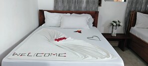 Chambre Triple Classique, vue piscine | Bureau, Wi-Fi gratuit