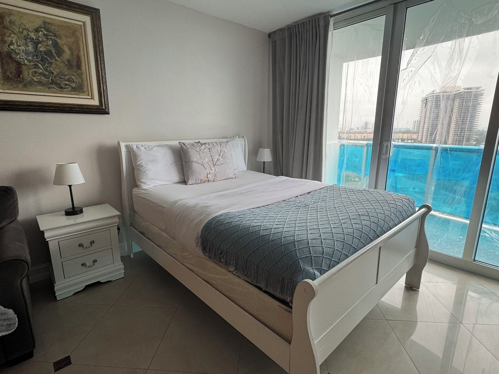 Iron/ironing board, WiFi, bed sheets