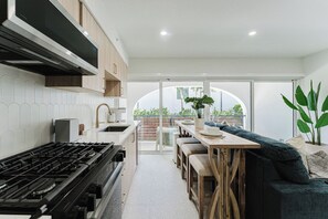 Private kitchen - Villa Verde - Boca Pool & Beach walk (Boca Raton)