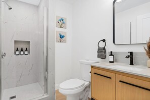 Haartrockner, Handtücher, Seife, Toilettenpapier