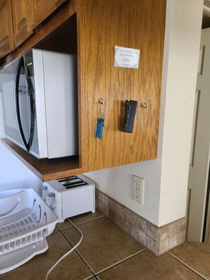 Interior - Spacious 3-bedroom condo in beautiful Lake Havasu City with AC (Lake Havasu City)