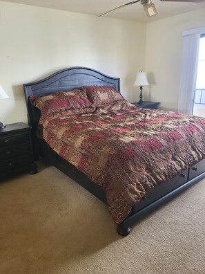 Room - Spacious 3-bedroom condo in beautiful Lake Havasu City with AC (Lake Havasu City)
