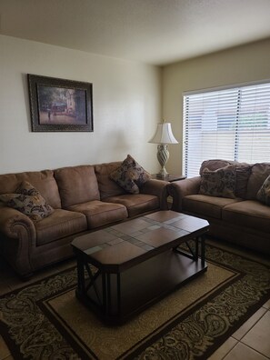 Living area - Spacious 3-bedroom condo in beautiful Lake Havasu City with AC (Lake Havasu City)