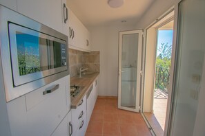 Private kitchen - Magnolia – Spacious, Bright Apartment with Terrace and Hill Views (Saint-Cézaire-sur-Siagne)
