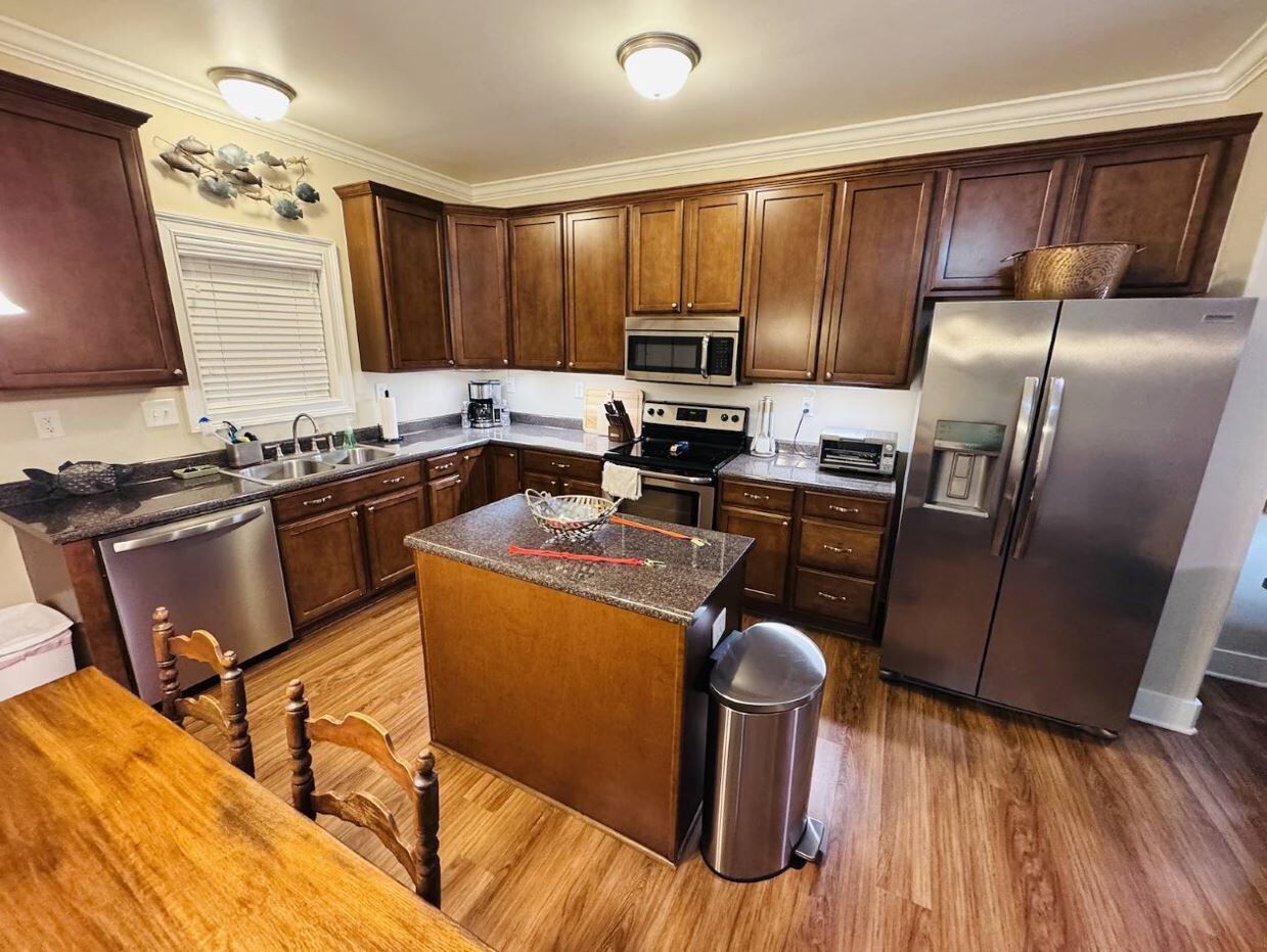 Coffee/tea maker, fridge, dishwasher, toaster