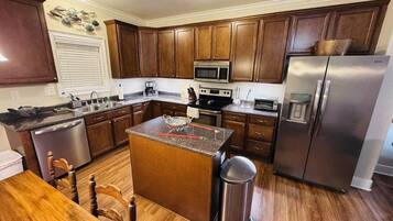 Coffee/tea maker, fridge, dishwasher, toaster