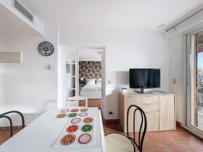 Room - Apartment 'Les Lavandes' with Sea View, Wi-Fi and Air Conditioning (Saint-Cézaire-sur-Siagne)