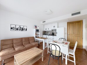 Living area - Apartment 'Les Lavandes' with Sea View, Wi-Fi and Air Conditioning (Saint-Cézaire-sur-Siagne)