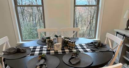 New! Hilltop Hideway w/arcade and hot tub!