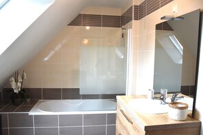 Hårtørrer, bidet, håndklæder