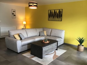 TV, books, stereo - Gite de la grée Golfe du Morbihan et Brocéliande PMR access (Cruguel)