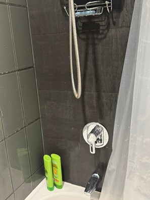 Chambre Quadruple Deluxe | Salle de bain | Ensemble douche/baignoire, articles de toilette gratuits, sèche-cheveux