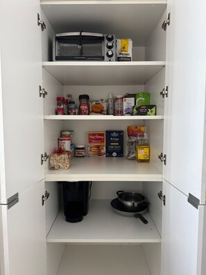 Deluxe Quadruple Room | Private kitchen | Full-sized fridge, microwave, oven, stovetop - Iceeboat Eleggance Suite (Toronto)