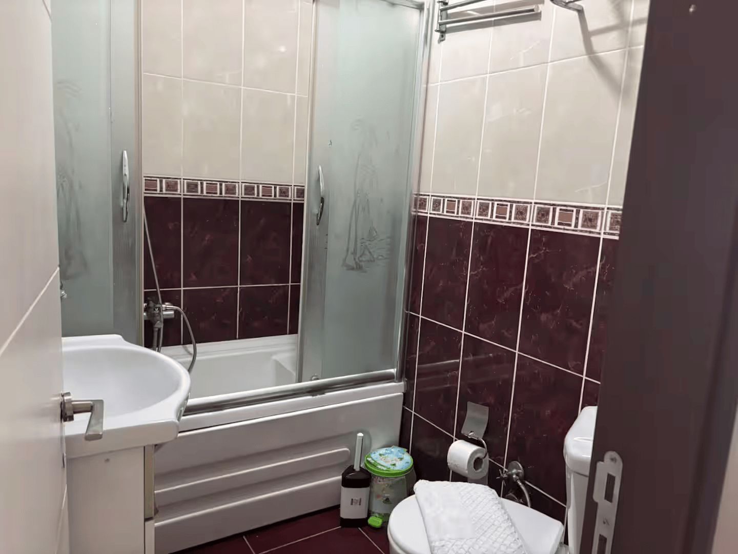 Une salle de bain avec une baignoire, des toilettes et une douche.