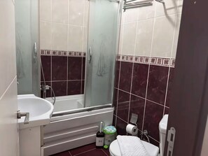 A bathroom with a bathtub, toilet, and shower. - Santa Sophia Apart (İstanbul)