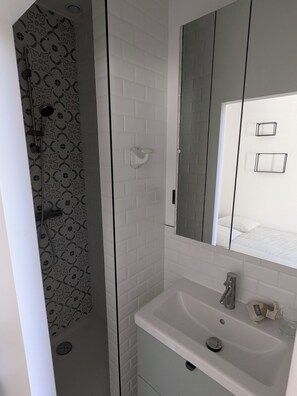 Bathroom - Vrbo Property (Neuilly-Plaisance)