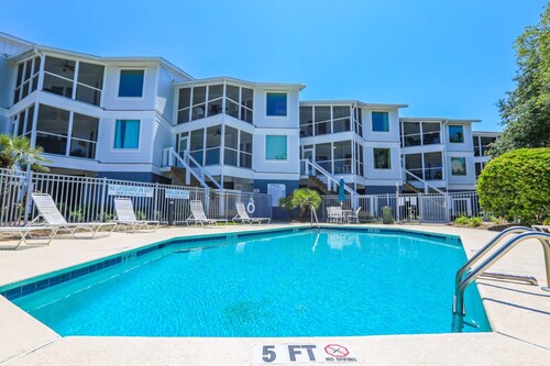 Peaceful Marina Views, Pool Access, Relaxing Screened Porch, Easy Stroll/Bike to Restaurants & Beach