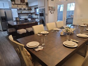 Dining - Beautiful 3-bedroom home 13 min away from airport (Tucson)