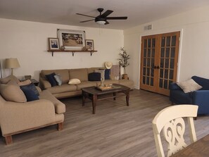 Living area - Beautiful 3-bedroom home 13 min away from airport (Tucson)