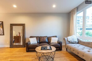Living area - 2-bedroom Townhome (Raleigh)