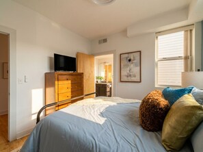 Room - Lakeview Penthouse + Modern + Rooftop + Parking (Cleveland)