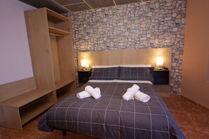 Een strijkplank/strijkijzer, gratis wifi, beddengoed
