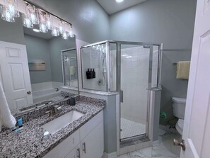 Maison en rangée, Plusieurs lits, vue sur le terrain de golf (2473SAB) | Salle de bain | Serviettes fournies, savon, shampooing, papier de toilette