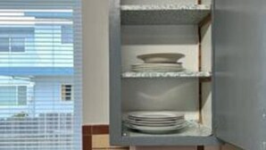 Una cocina con ventana, pileta y mostrador.