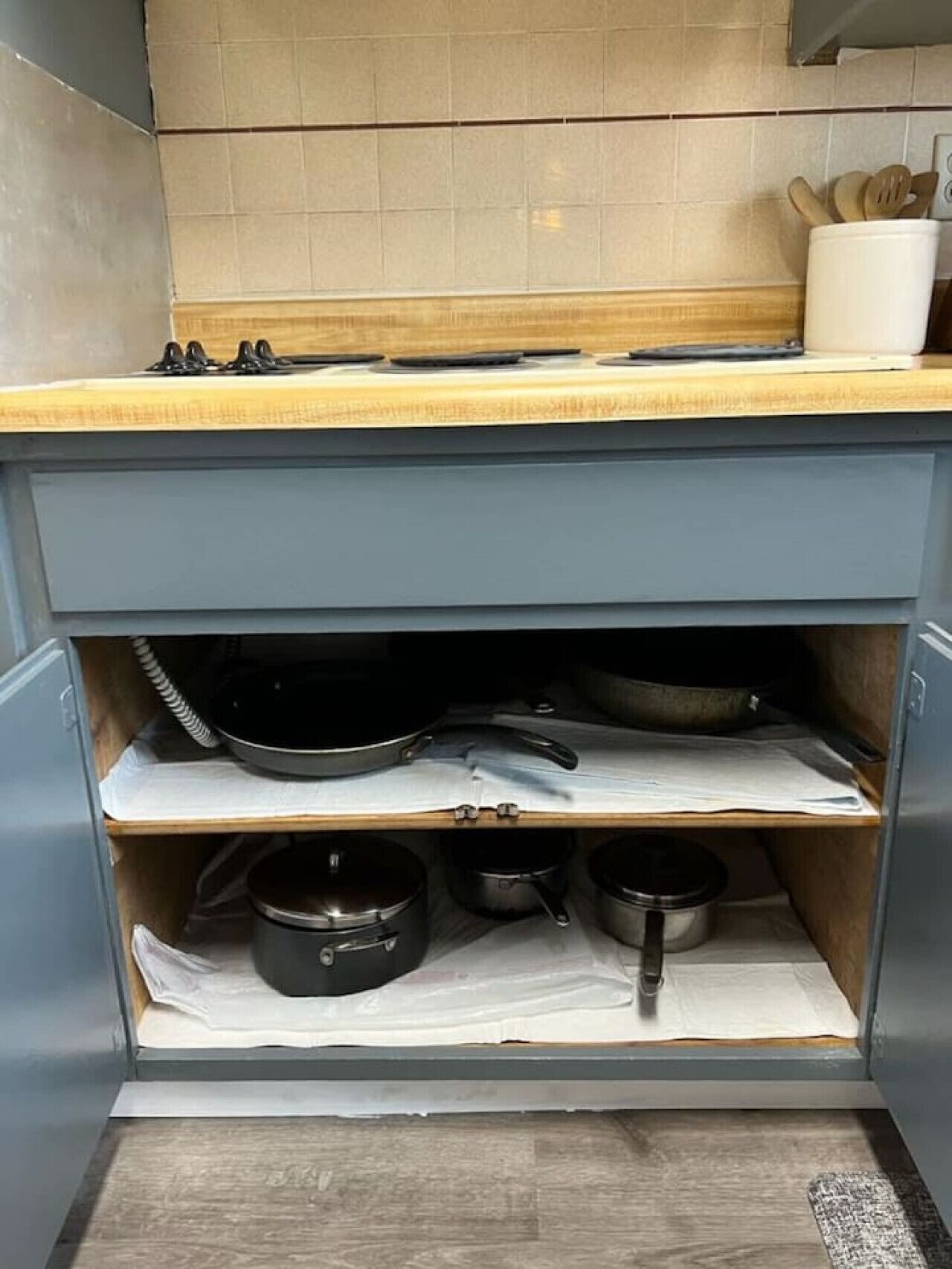 Refrigerador, microondas, parrilla de estufa y cafetera y tetera 