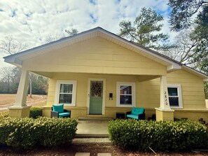 Exterior - HGTV's Hometown house - Southern Charm 3- only 6 minutes to downtown Laurel! (Laurel)