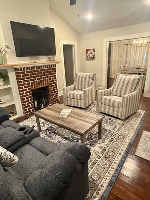 Living area - HGTV's Hometown house - Southern Charm 3- only 6 minutes to downtown Laurel! (Laurel)