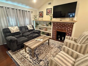 Living area - HGTV's Hometown house - Southern Charm 3- only 6 minutes to downtown Laurel! (Laurel)