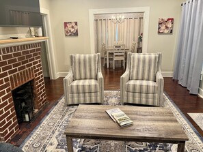 Interior - HGTV's Hometown house - Southern Charm 3- only 6 minutes to downtown Laurel! (Laurel)