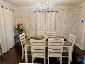 Dining - HGTV's Hometown house - Southern Charm 3- only 6 minutes to downtown Laurel! (Laurel)