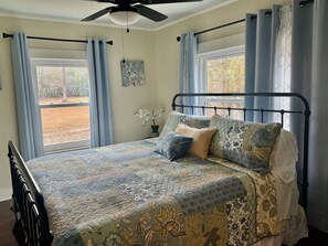 Room - HGTV's Hometown house - Southern Charm 3- only 6 minutes to downtown Laurel! (Laurel)
